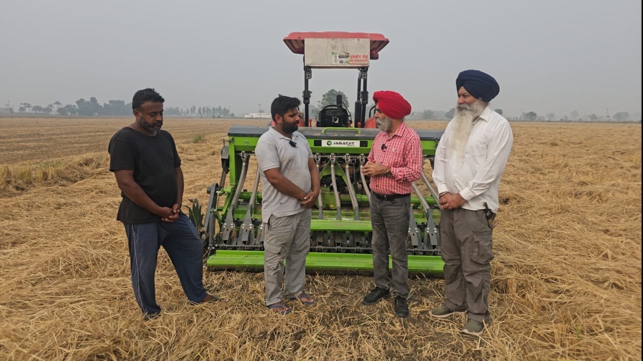 ਕਿਸਾਨ ਲਖਵੀਰ ਸਿੰਘ ਕਰ ਰਿਹਾ ਪਰਾਲੀ ਨੂੰ ਅੱਗ ਲਾਏ ਬਗੈਰ ਕਣਕ ਦੀ ਸੁਪਰ ਸੀਡਰ ਨਾਲ ਸਫਲਤਾਪੂਰਵਕ ਬਿਜਾਈ