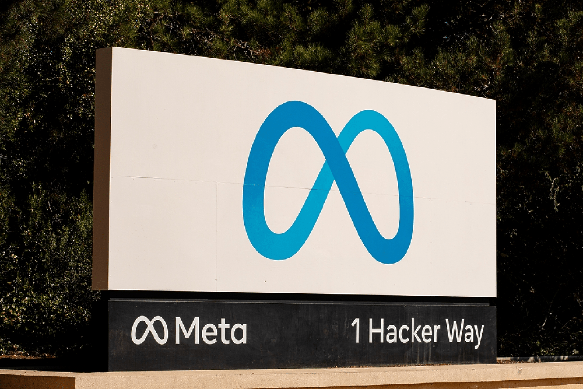 Meta събира три пъти повече данни за потребителите от Microsoft и Apple
