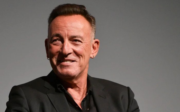 Bruce Springsteen's Net Worth: How Much Does The Boss Make? – thehyvshop Net worth of bruce springsteen