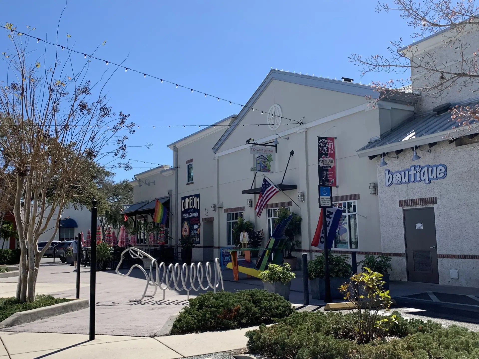 Shopping and eating downtown Dunedin Florida