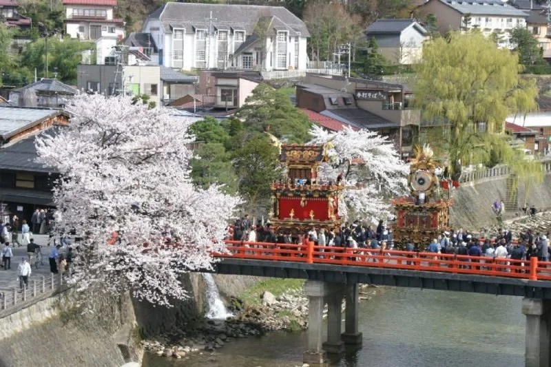 Takayama Matsuri (高山ç¥ã‚Š), salah satu festival paling terkenal di Jepang. Takayama Matsuri (高山ç¥ã‚Š), salah satu festival paling terkenal di Jepang.