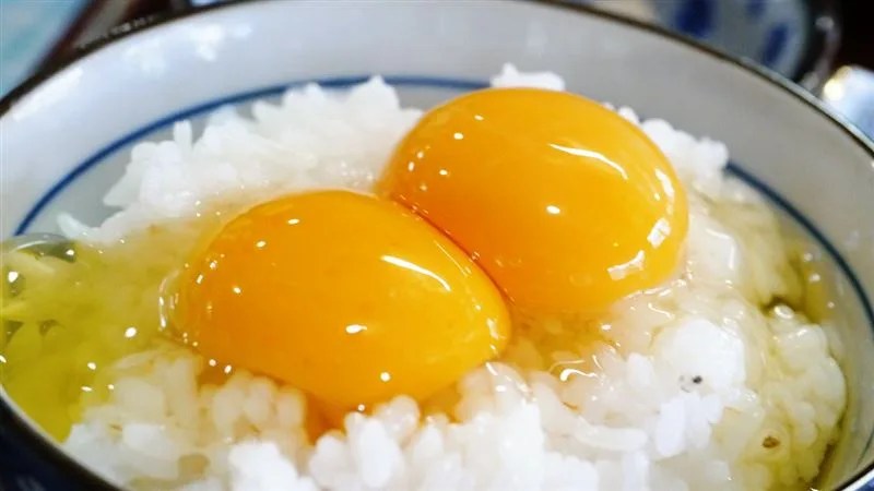 Por que os japoneses comem ovo cru? Não tem perigo?