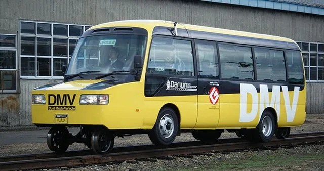 Dual Mode Jepang kendaraan, yang dapat berjalan di jalan raya serta kereta api