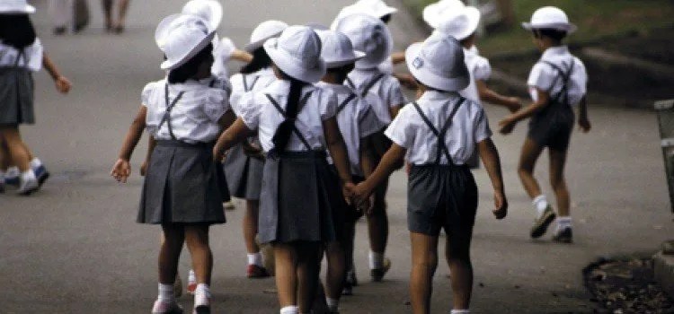 Crianças vão e voltam sozinhas as escolas no Japão! Por quê?