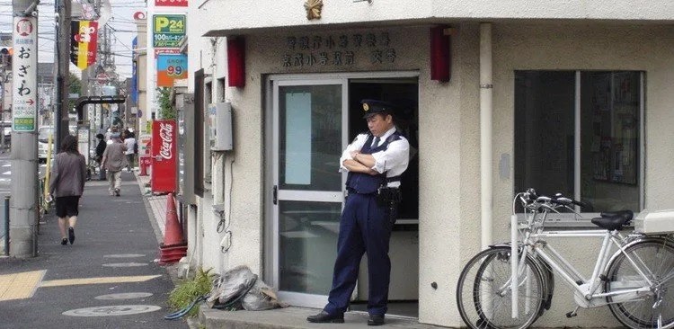 Polícia japonesa carrega armas?