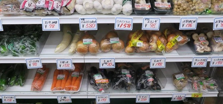 Harga buah dan sayuran di pasar kecil Jepang