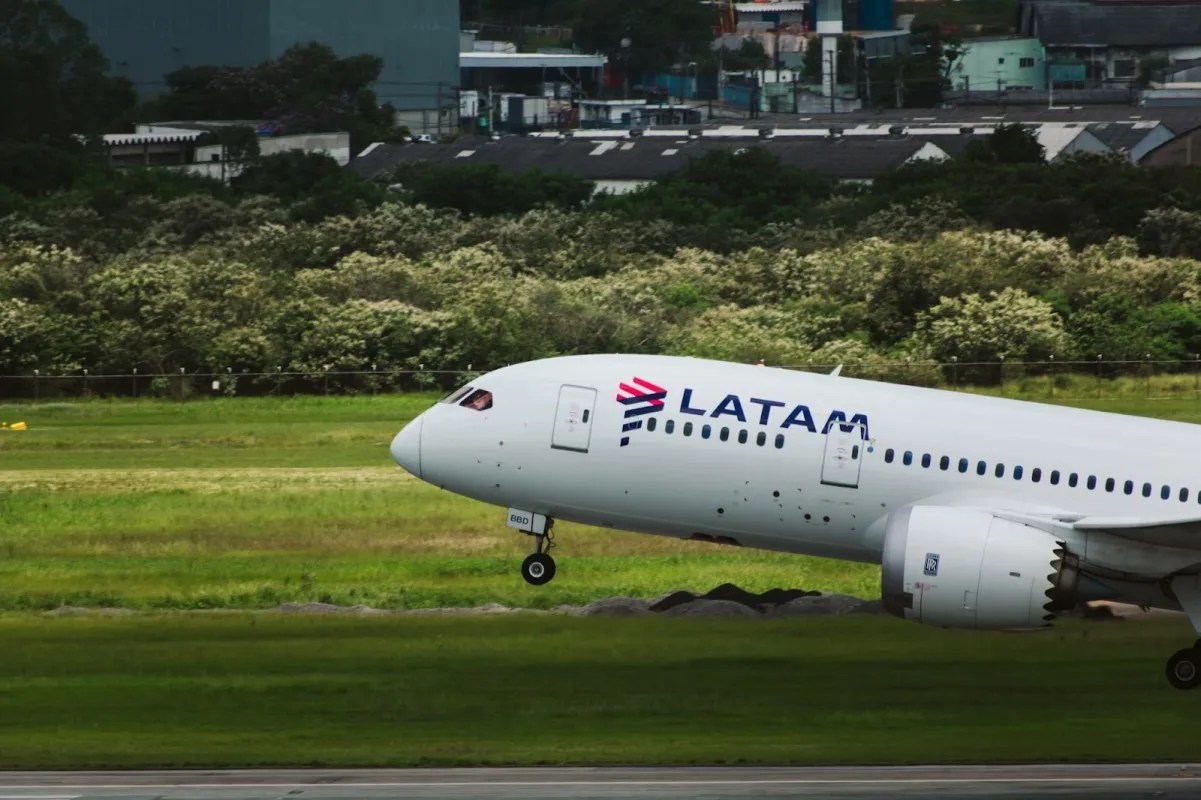 Who’s Winning in 2025: Land-Based vs. Online Casinos in LATAM