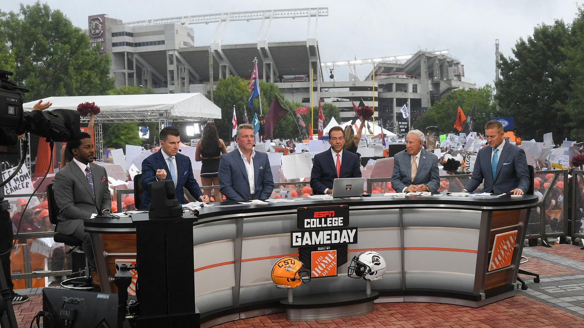 Watch This Fan Earn 100 000 With Epic College Gameday Kick College Gameday 