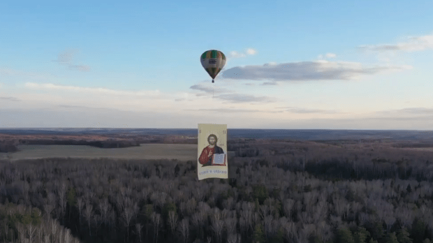 Insolito Un Icono Gigante De Cristo Desplegado Desde Un Globo Aerostatico