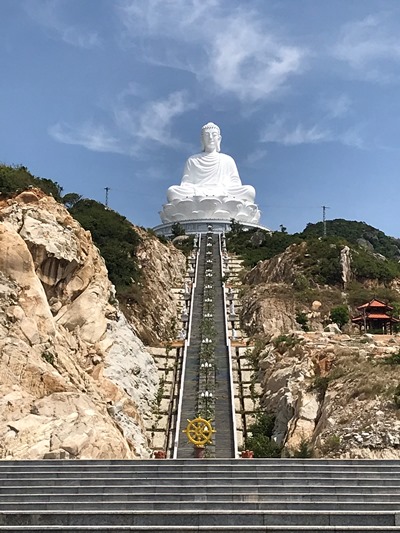 クイニョンの白い大仏