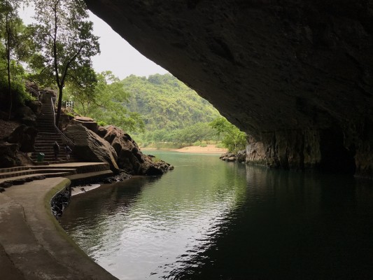 世界遺産のベトナムの洞窟フォンニャケバン