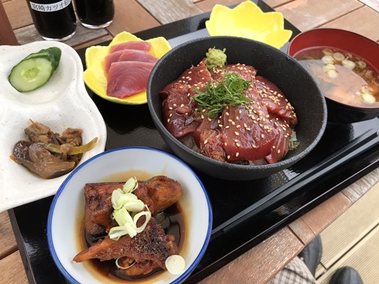 市場の横にあるトレーラーハウスの食堂で朝食