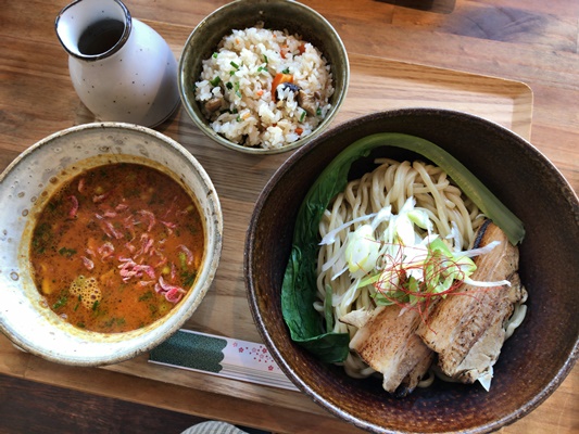 自家製手打ち麺の沖縄そば屋さんの濃厚な海老つけ麺