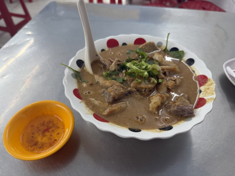 ピーナッツの風味が滋味深い鹿肉麺のフーティウサテ