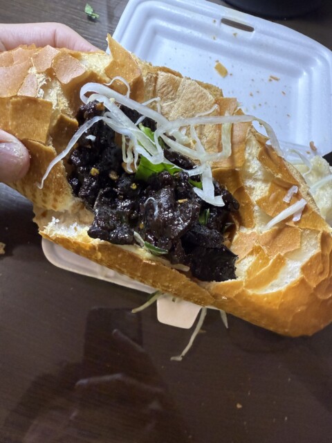 真っ黒な干し肉のバインミーのバインミーコーボー
