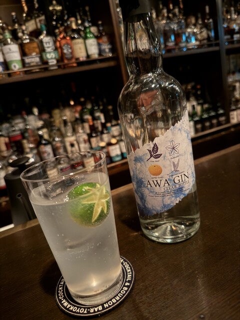 徳島のバーで阿波晩茶が使用されているAWA GINを使ったカクテル