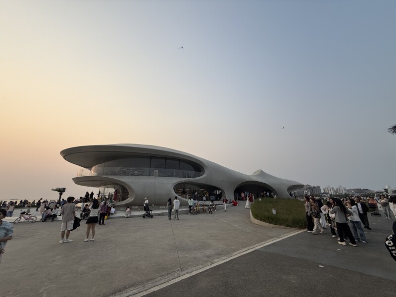 万緑園から雲洞図書館へ、夕暮れの散歩