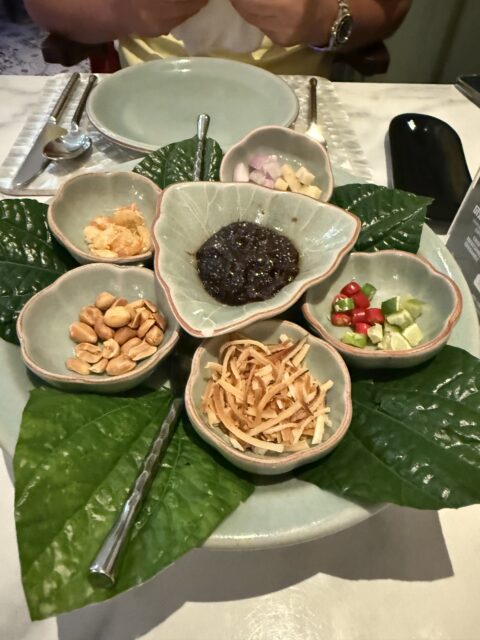 バンコク最初のディナーは高級タイ料理店へ。ミアンカムに感動した夜