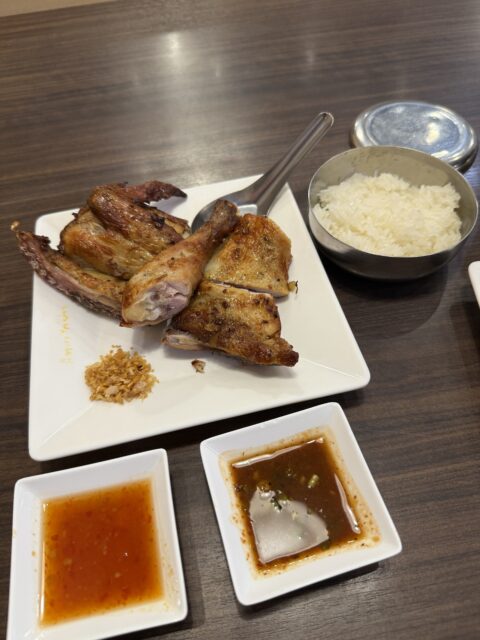 タイ東北部イサーン地方を代表する炭火焼きチキン、ガイヤーン