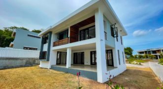 Unique Designed complex for sale in Millsborough Crescent, Kingston 6. Comes with 24 Hrs security