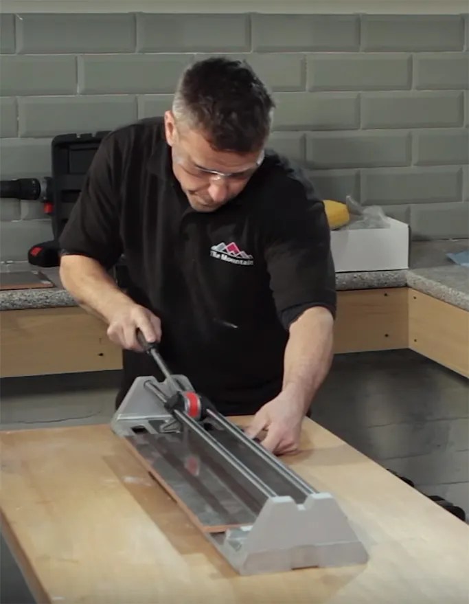 How-to-cut-medium-format-tiles
