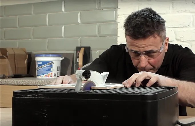 How-to-make-awkward-cuts-in-tiles