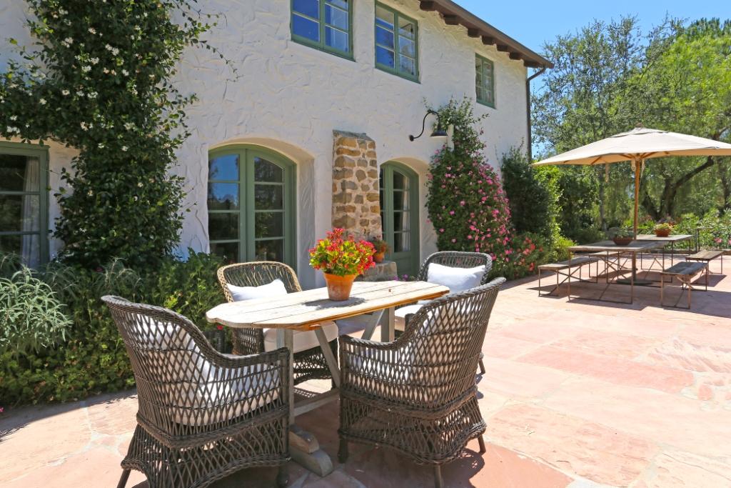 Reese witherspoon sells ojai home at a loss