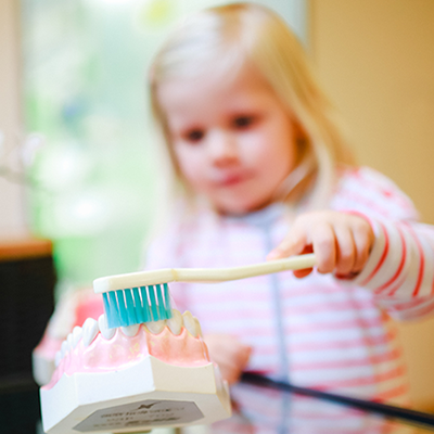 Die säure in essig oder zitrone wirkt gegen zahnstein und weicht ihn auf, sodass man ihn mit der zahnbürste wieder entfernen kann. Zahnarztpraxis Dres. Busche & ZÃ Kaps-Professionelle
