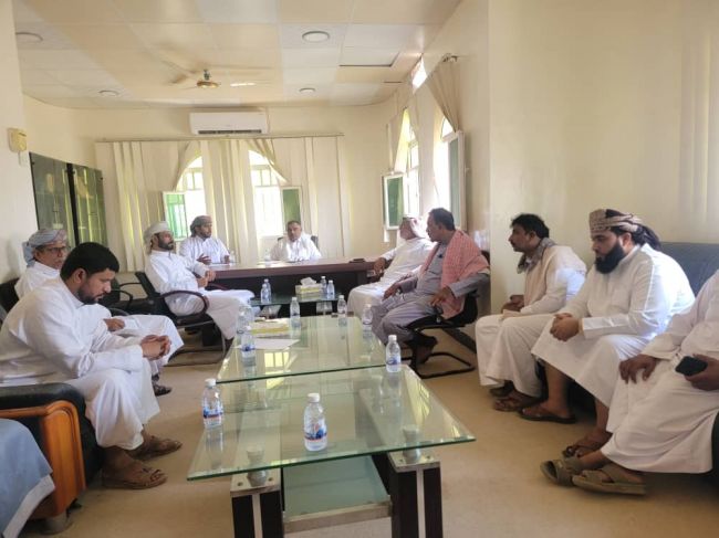 اتحاد مقاولي المهرة يناقش رئيس غرفة التجارة والصناعة بالمحافظة مستحقات المقاولين لدى السلطة