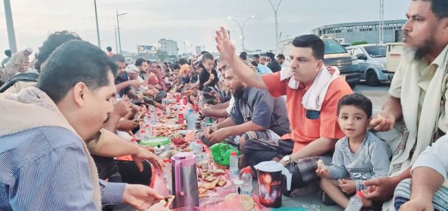 للعام الخامس على التوالي.. أبناء قرية الخديرة بمديرية لودر يقيمون إفطاراً جماعياً بخط المملاح بعدن