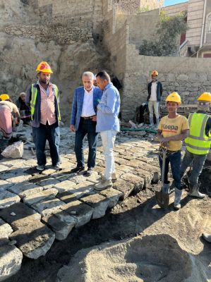 رئيس مجلس إدارة إقليم اليمن يتفقد أعمال صيانة طريق الأعروق &ndash; حيفان