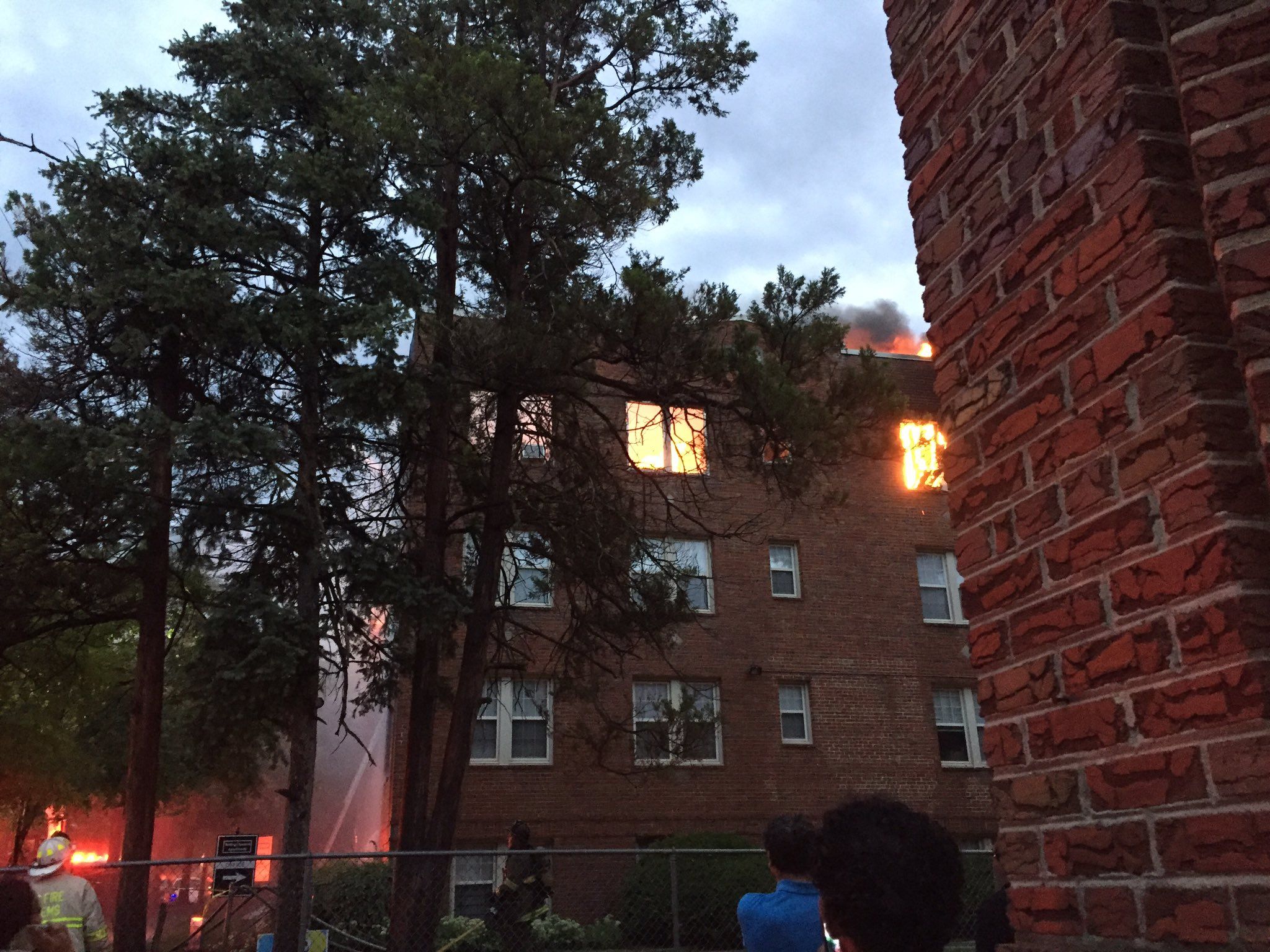 Fire engulfs northwest apartment building (video)