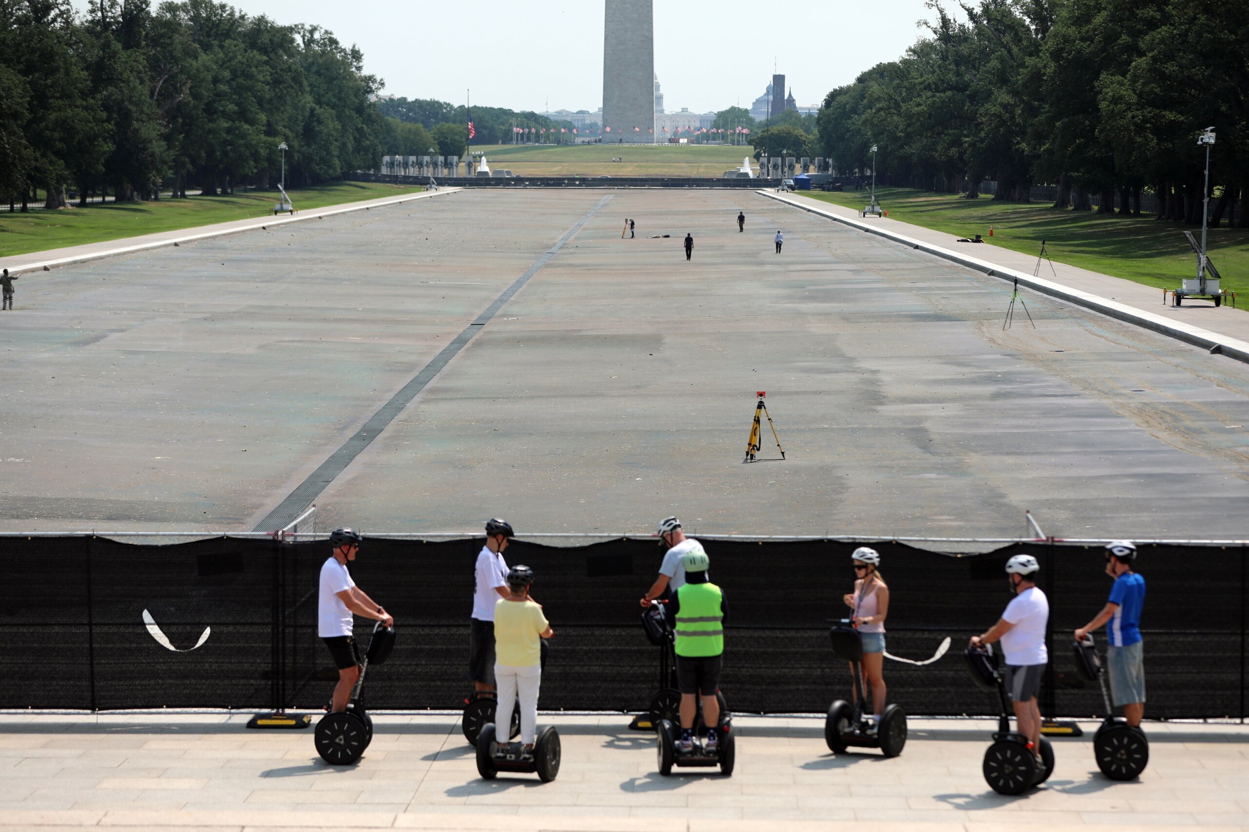 Trump's Reflecting Pool Renovation: A Costly Fiasco (2026)