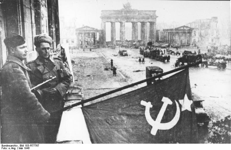 Photo Soviet Troops Flying A Flag Atop Hotel Adlon On Unter