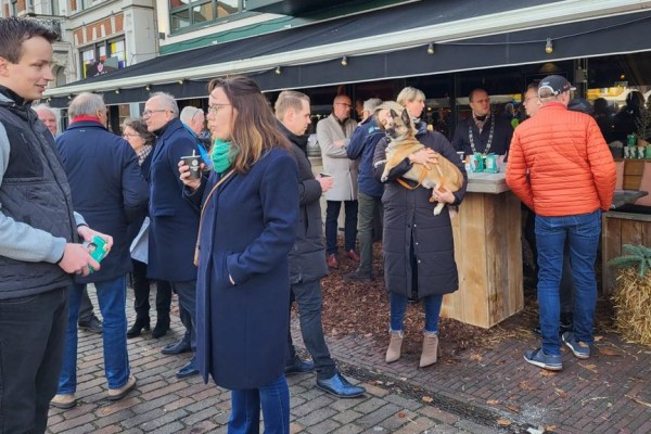 Winterswijk houdt nieuwjaarsreceptie in een nieuwe stijl: buiten een nieuwjaarskoffie met appelflap