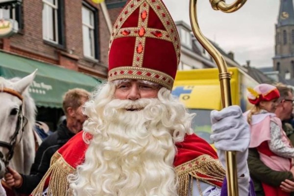 Sinterklaas en zijn pieten arriveren in de Achterhoek