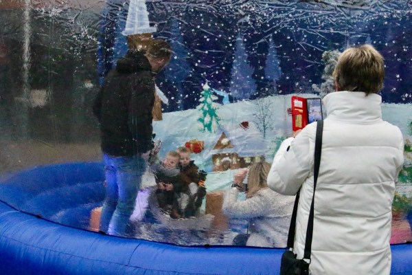 Lichtenvoordse kerstmarkt KerstKlokkenZondag klinkt weer als een klok: het is overal druk