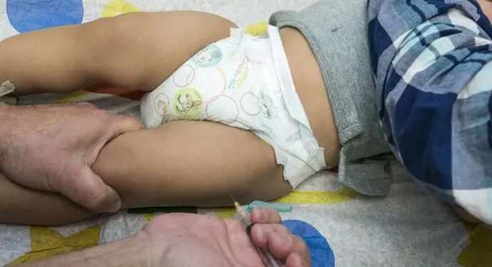C'est la dernière dernière tranche d'âge à ne pas encore avoir accès à cette protection. Des experts américains se sont prononcés mercredi 15 juin en faveur des vaccins de Moderna et Pfizer pour les tout petits, une première étape cruciale en vue de leur autorisation, et du début probable des injections dès la semaine prochaine.