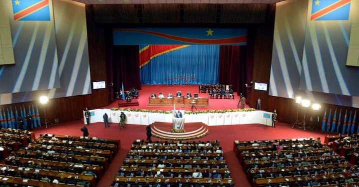 La coalition de l'opposition Lamuka exige la démission des députés nationaux car ceux-ci percevraient un salaire exorbitant au regard du niveau de vie des Congolais.