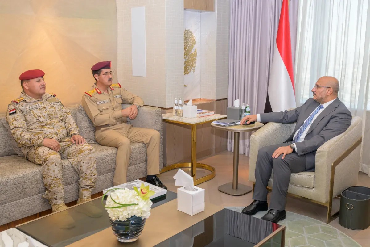 فيديو.. طارق صالح يستعرض مع وزير الدفاع أولويات المرحلة وسبل تعزيز البناء المؤسسي للقوات المسلحة