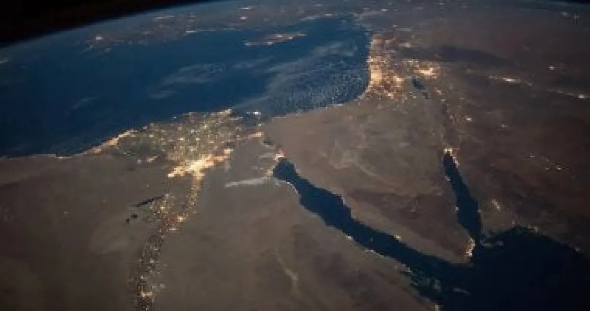 النقطة الزرقاء الباهتة: فوياجر 1 تلتقط أول صورة عائلية للشمسية في 1990