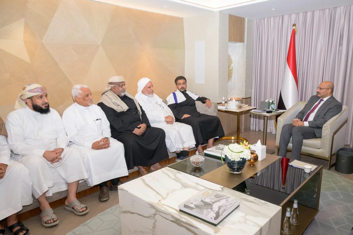 طارق صالح يلتقي عددًا من مشايخ ووجهاء حضرموت طارق صالح يلتقي عددًا من مشايخ ووجهاء حضرموت