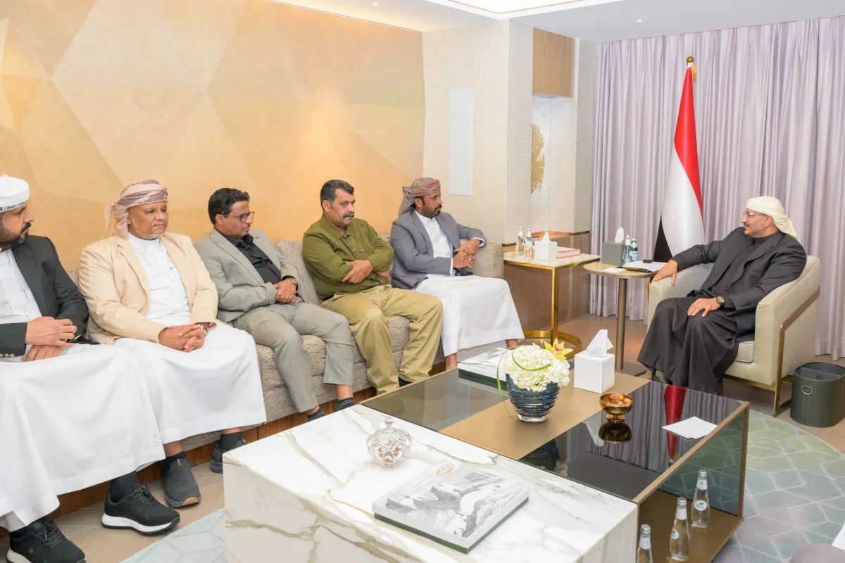 فيديو.. طارق صالح يلتقي رئيس حلف قبائل حضرموت الشيخ عمرو بن حبريش فيديو.. طارق صالح يلتقي رئيس حلف قبائل حضرموت الشيخ عمرو بن حبريش