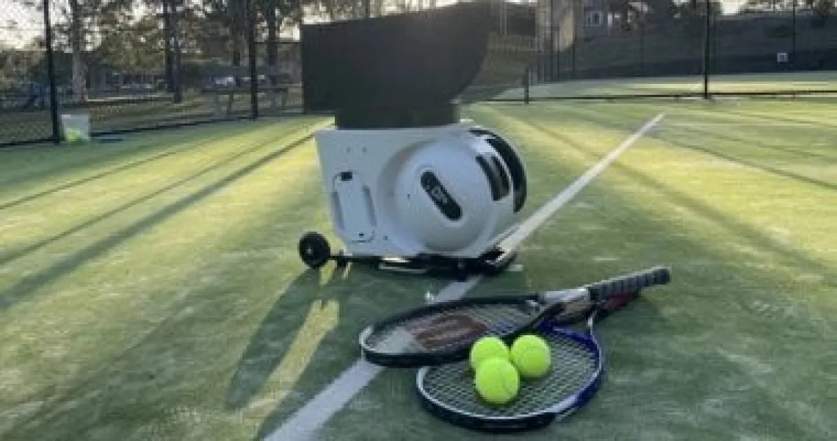 روبوت تنس ذكي جديد: سرعة 130 كم/ساعة وبطارية تدوم 8 ساعات