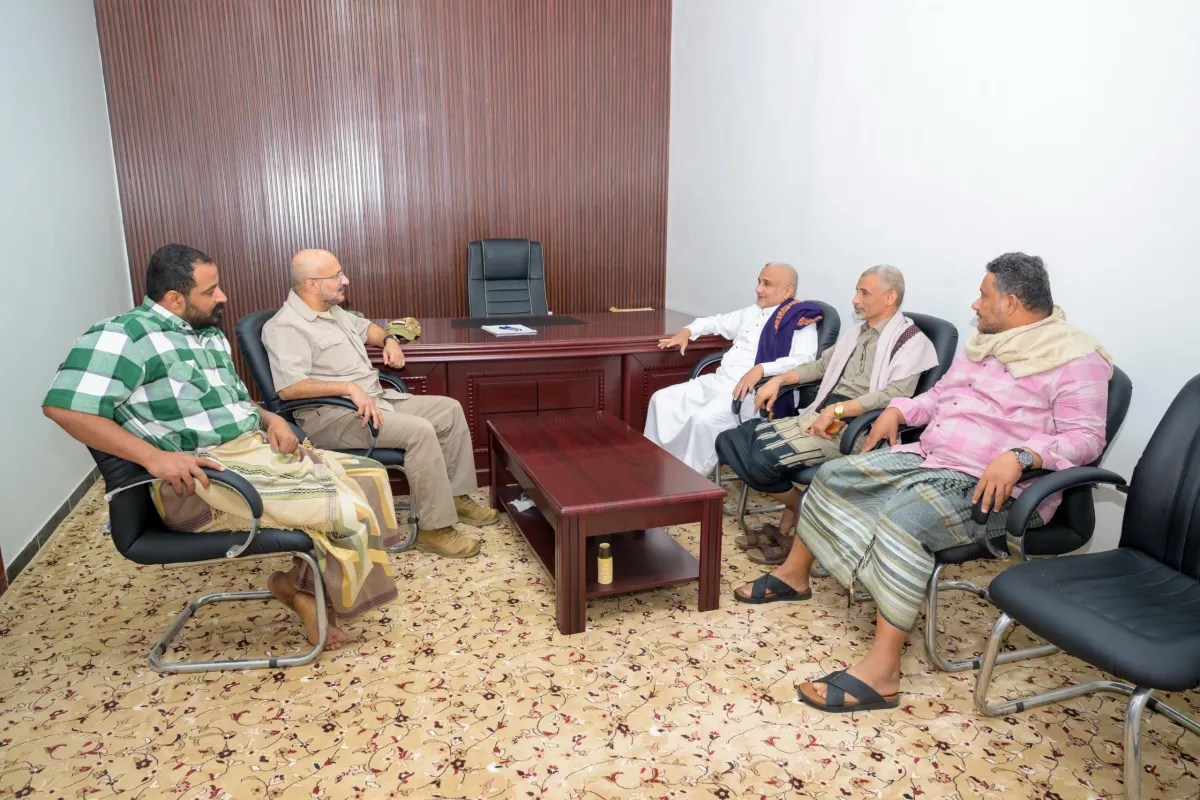 الفريق طارق صالح يلتقي الشيخ عبدالرحمن مكرم في المخا عقب إعلان انضمامه للشرعية