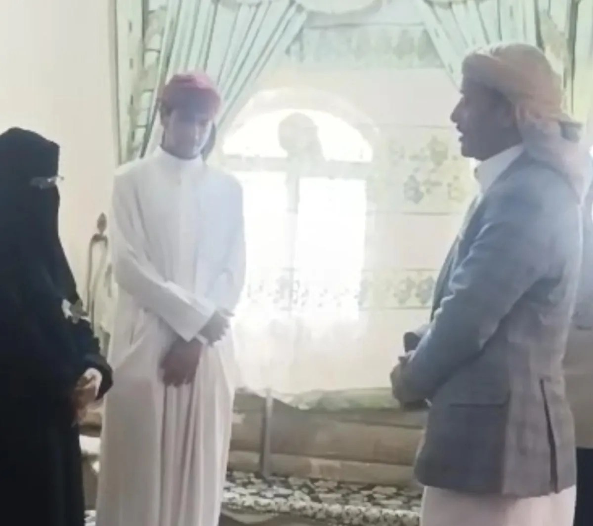 بتكليف من طارق صالح.. قيادات المكتب السياسي بتعز تعزي أسرة الطفل الشهيد إبراهيم جلال