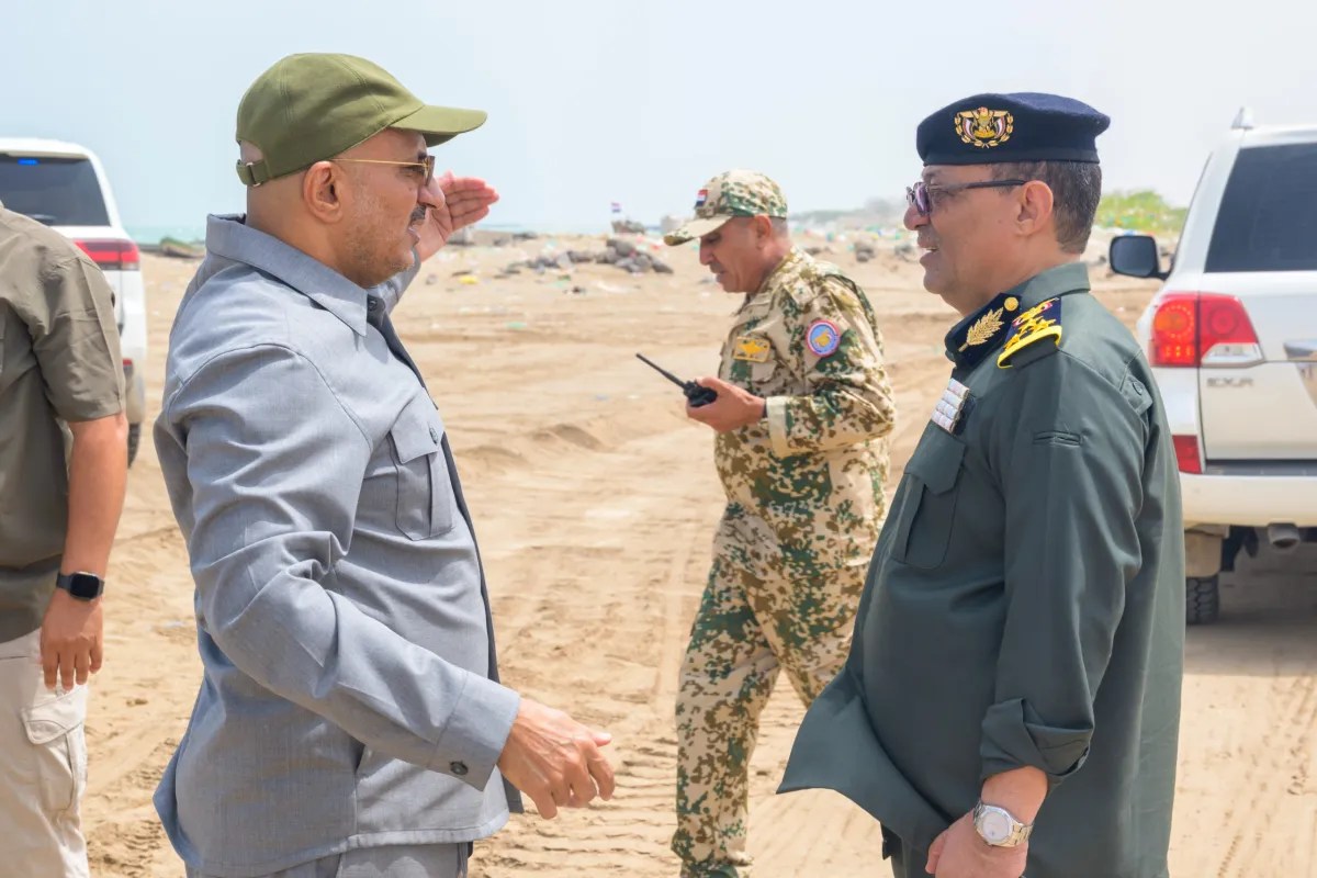 طارق صالح يتفقد ساحل المخا ويحث على رفع مستوى الخدمات لاستقبال الزوار في عيد الأضحى