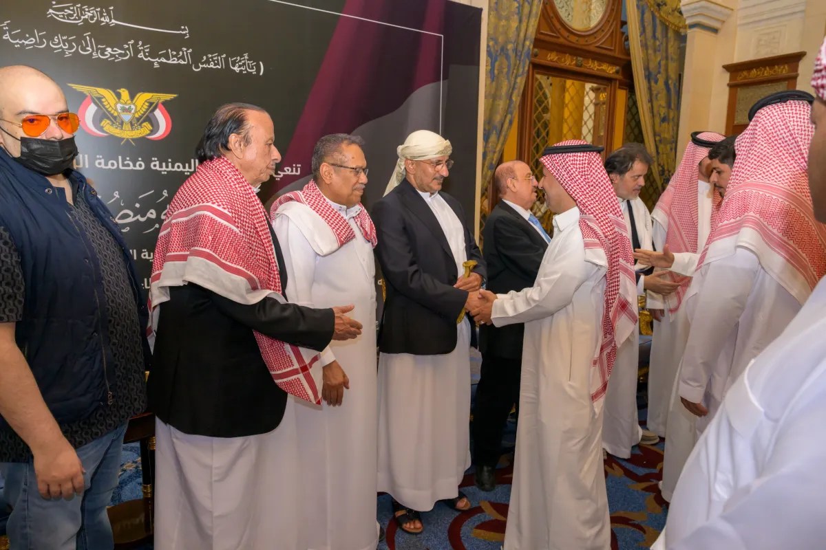 فيديو.. الفريق طارق صالح يشارك في استقبال العزاء بوفاة الرئيس السابق المشير الركن عبدربه منصور هادي
