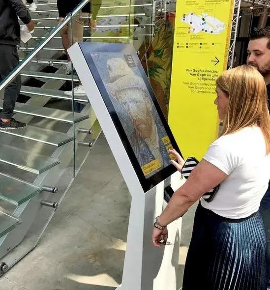 interactieve kiosk in museum