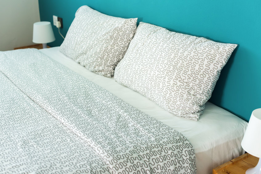 Faites la même chose pour le second coin supérieur afin de rendre la couette suffisamment lisse. Comment Mettre Une Housse De Couette Rapidement 4 Astuces